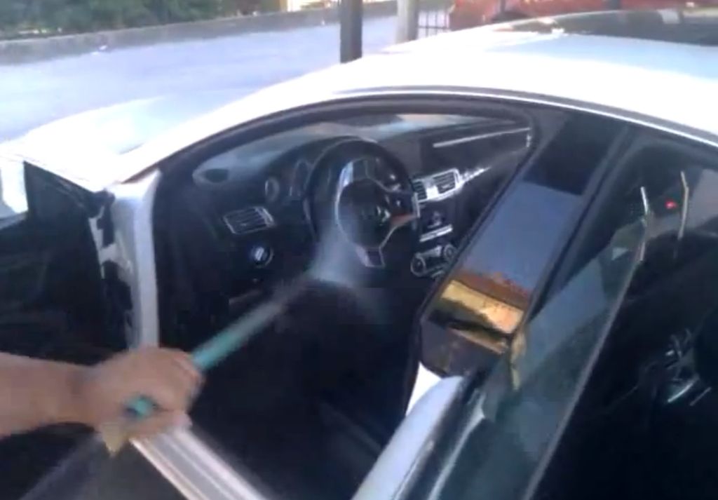 Notranjost mercedesa umival z visokotlačnim čistilnikom